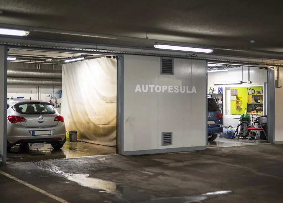 Pesuboksid Kroonikeskuse all parklas